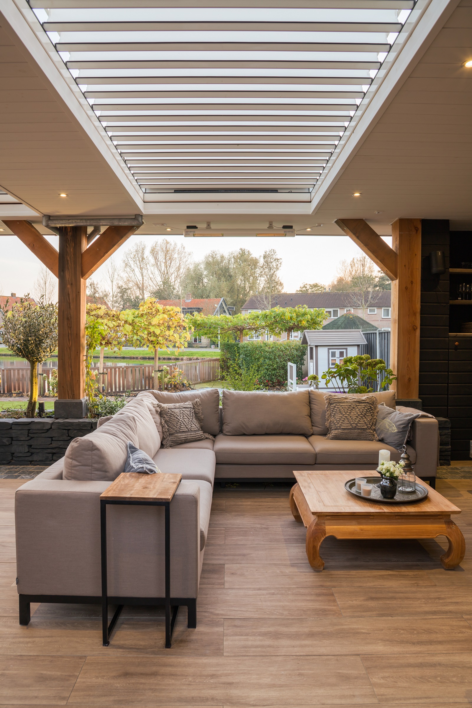 Sfeervol-terras-houten-veranda-aluminium-lamellen