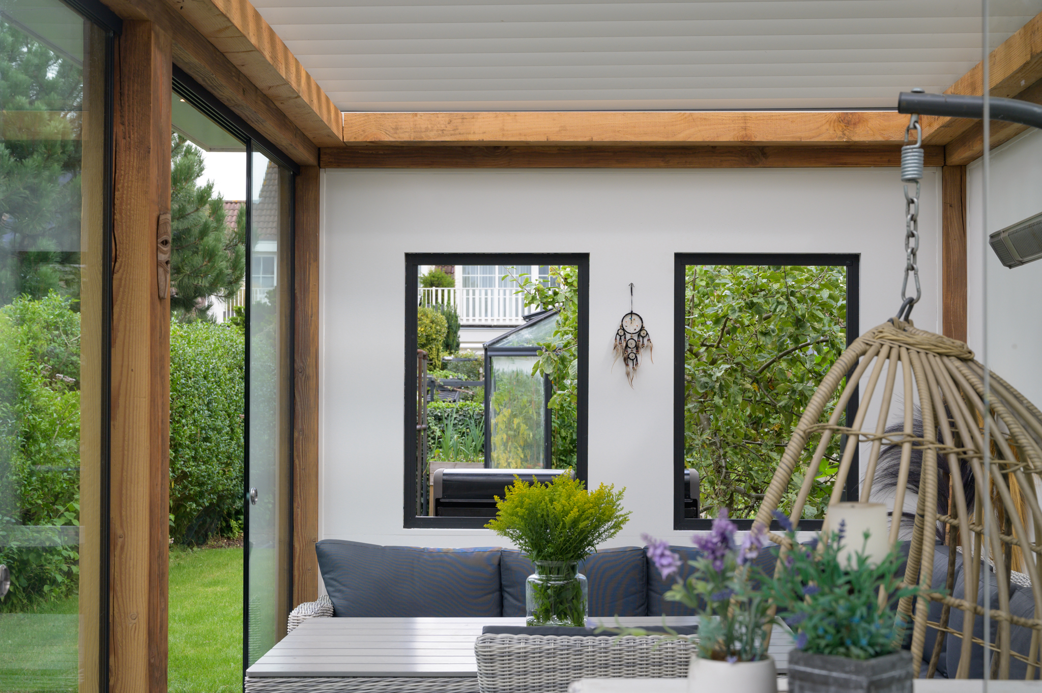 Sfeervolle-tuinkamer-inbouw-lamellen-houten-veranda